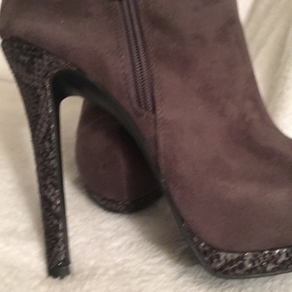 🎉HOST PICK🎉BNIB Gray suede booties - Picture 6 of 6